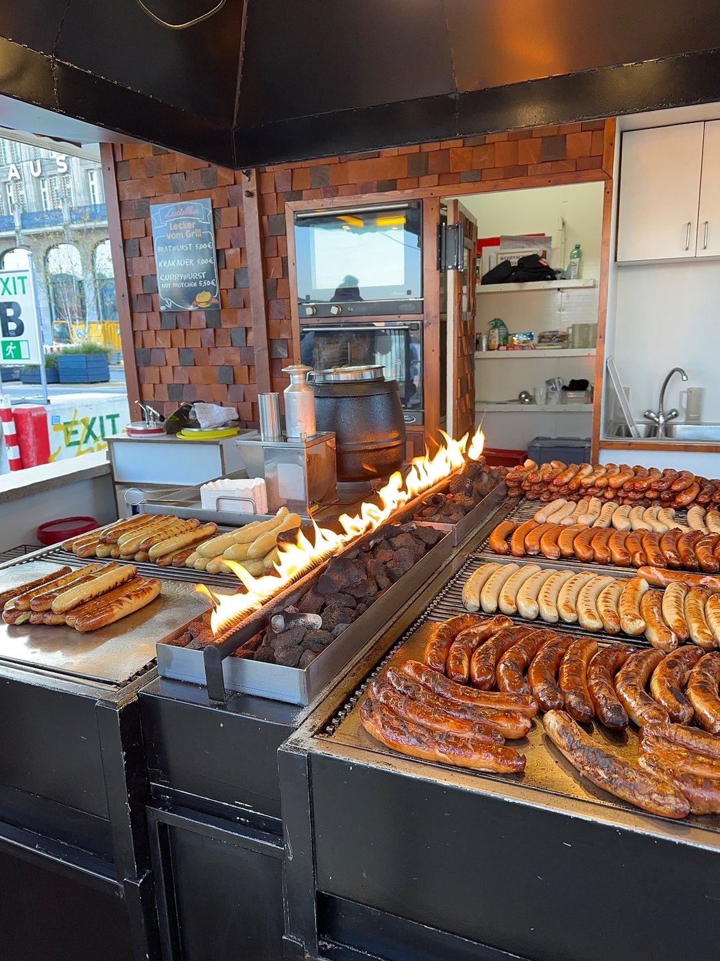 Bratwürste und Krakauer auf dem Grill des Standes Lecker vom Grill