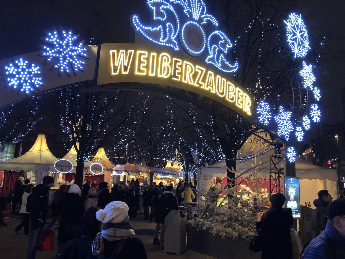 Der Weißerzauber-Eingang am Jungfernstieg bei Nacht