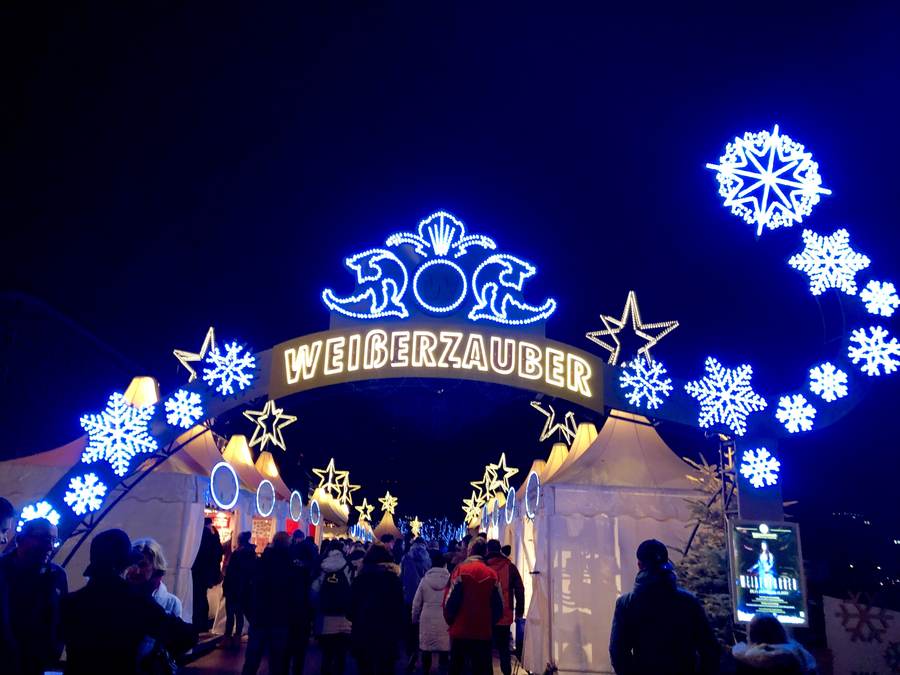 Der Weißerzauber-Eingangsbogen, blau beleuchtet