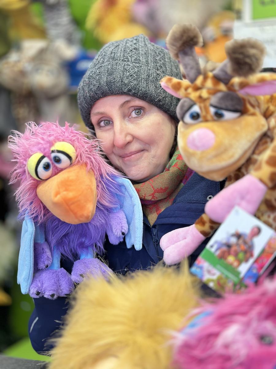 Handpuppenverkäuferin mit Handpuppen auf dem Weißerzauber